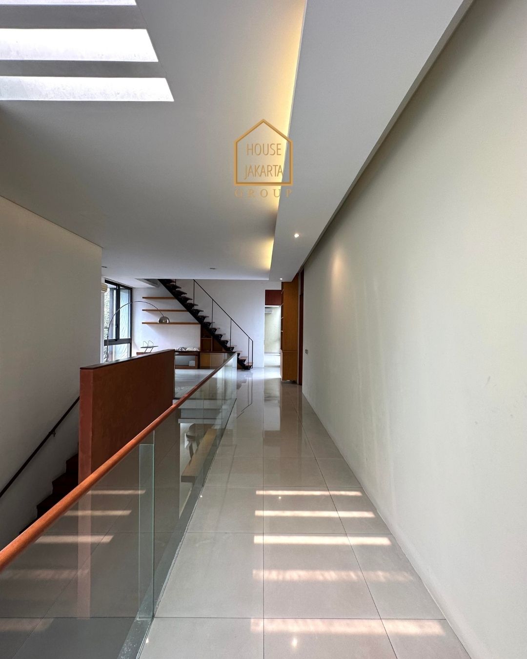 HR1582 FOR RENT: RUMAH MEWAH UNFURNISHED KEMANG DISEWAKAN.