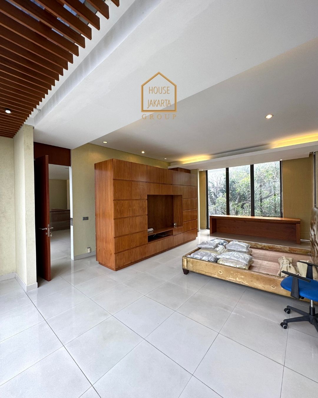 HR1582 FOR RENT: RUMAH MEWAH UNFURNISHED KEMANG DISEWAKAN.