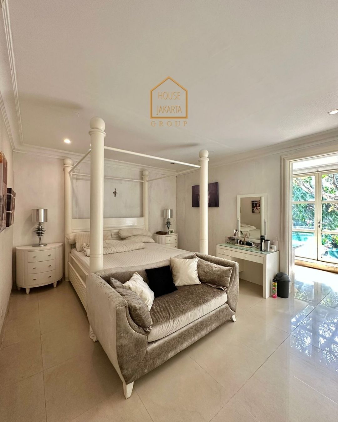 HS1585 FOR SALE: RAGUNAN MODERN CLASSIC HOUSE SEMI FURNISHED, PRIVATE POOL