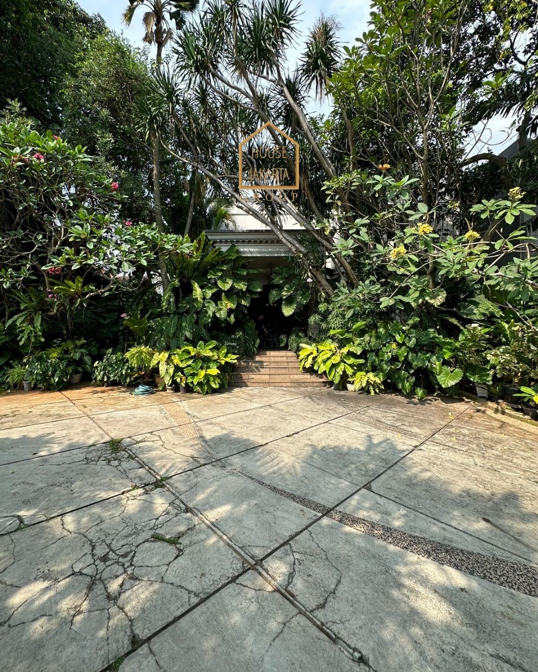 HS1585 FOR SALE: RAGUNAN MODERN CLASSIC HOUSE SEMI FURNISHED, PRIVATE POOL