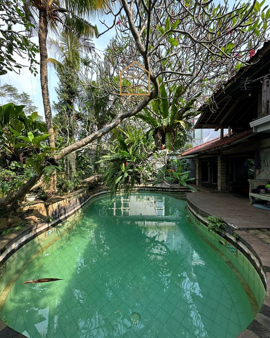 HS1585 FOR SALE: RAGUNAN MODERN CLASSIC HOUSE SEMI FURNISHED, PRIVATE POOL