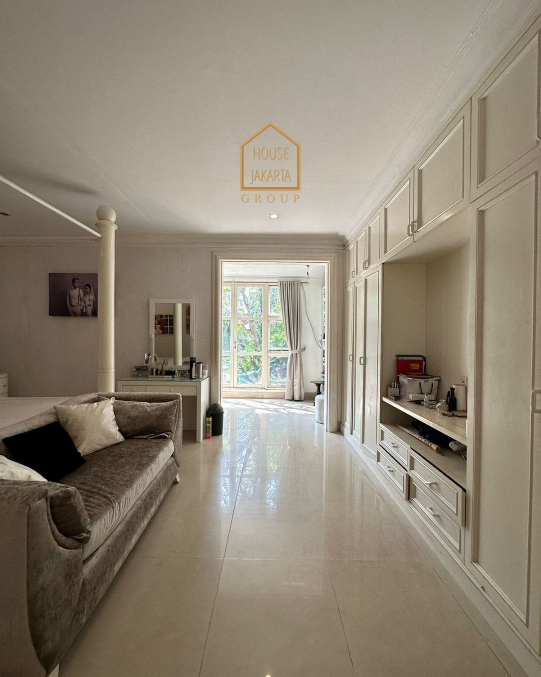 HS1585 FOR SALE: RAGUNAN MODERN CLASSIC HOUSE SEMI FURNISHED, PRIVATE POOL