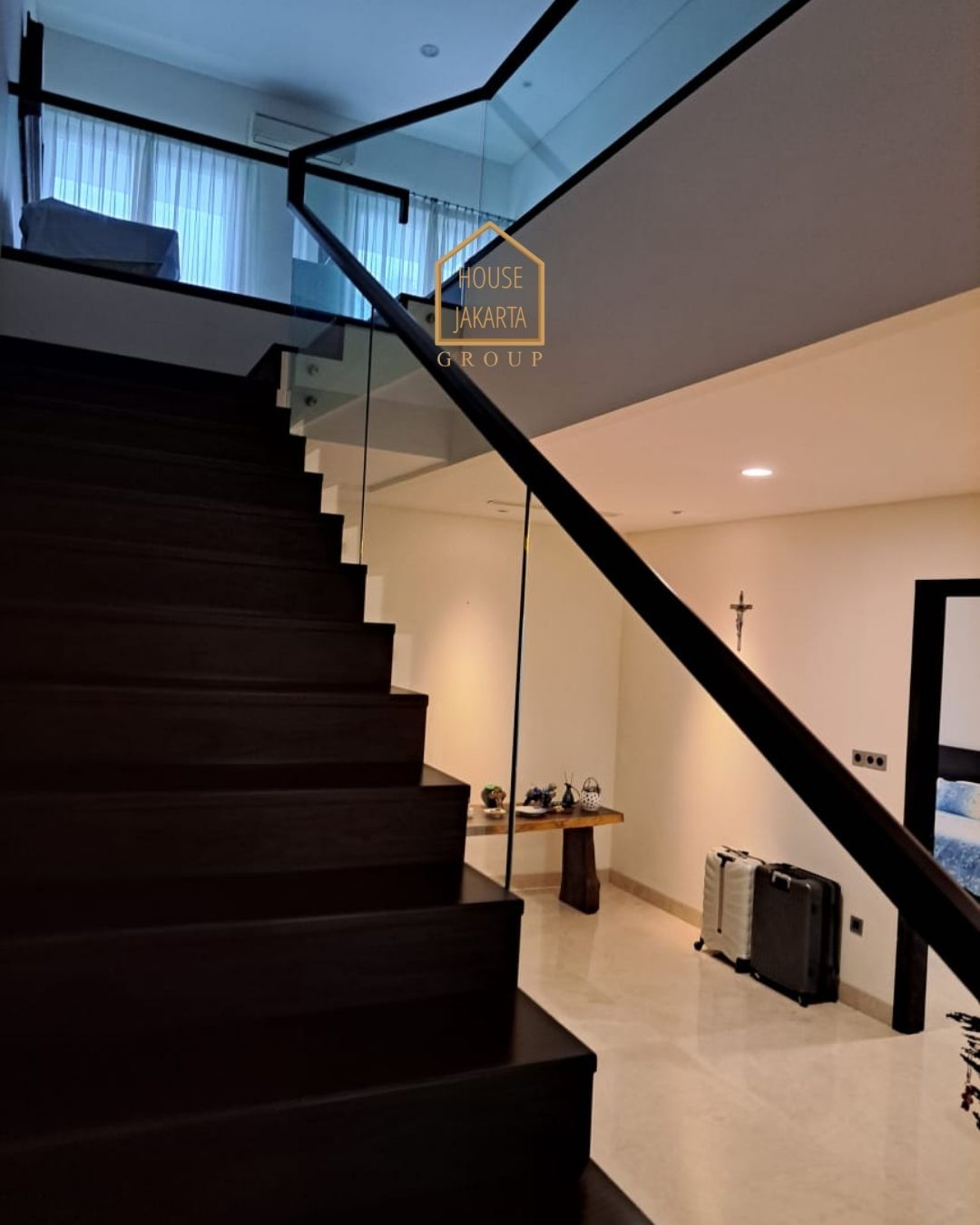 HS1593 FOR SALE: Rumah 2 Lantai Siap Huni, Ada Pool, Lingkungan Elite dan Asri, PONDOK INDAH