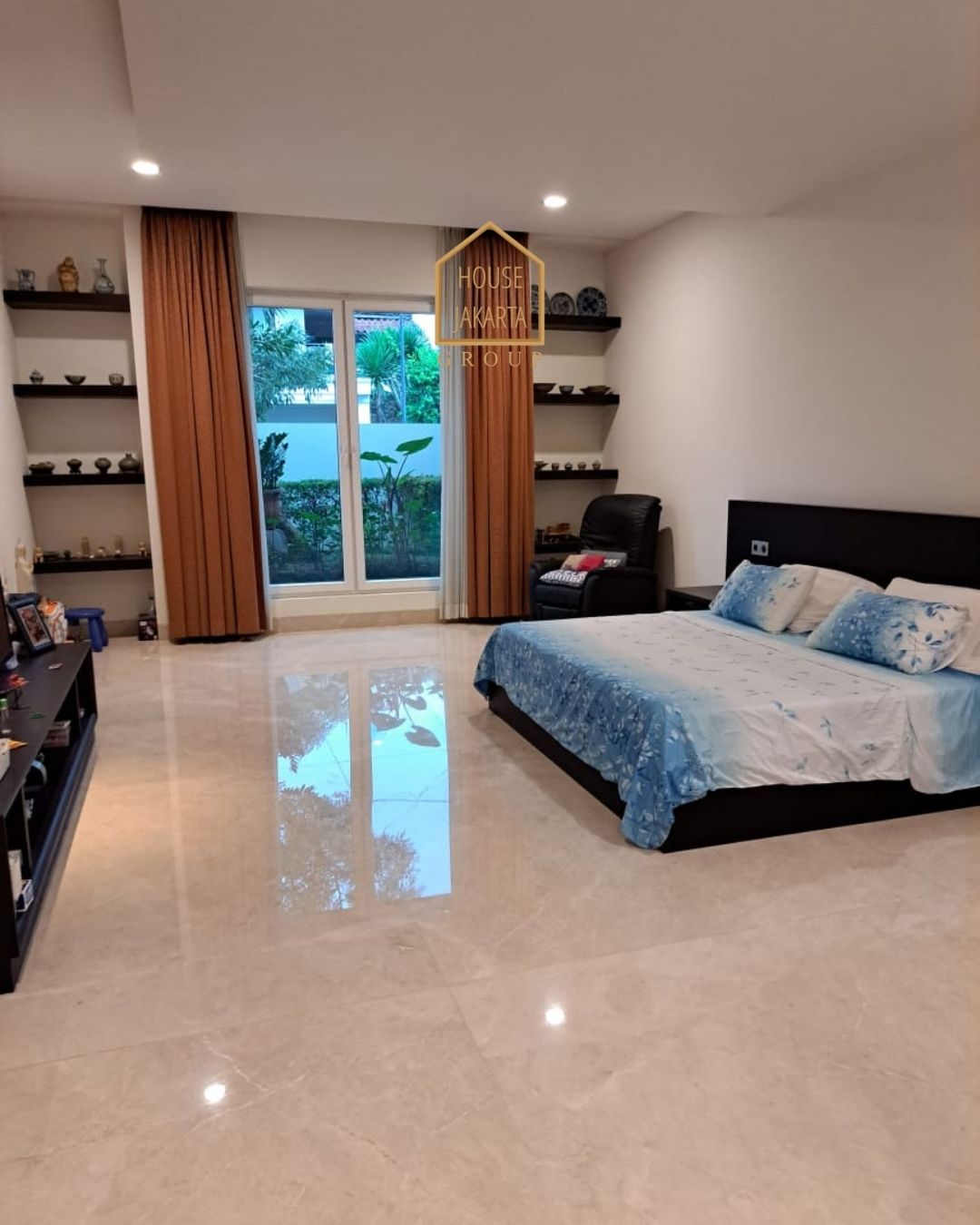 HS1593 FOR SALE: Rumah 2 Lantai Siap Huni, Ada Pool, Lingkungan Elite dan Asri, PONDOK INDAH