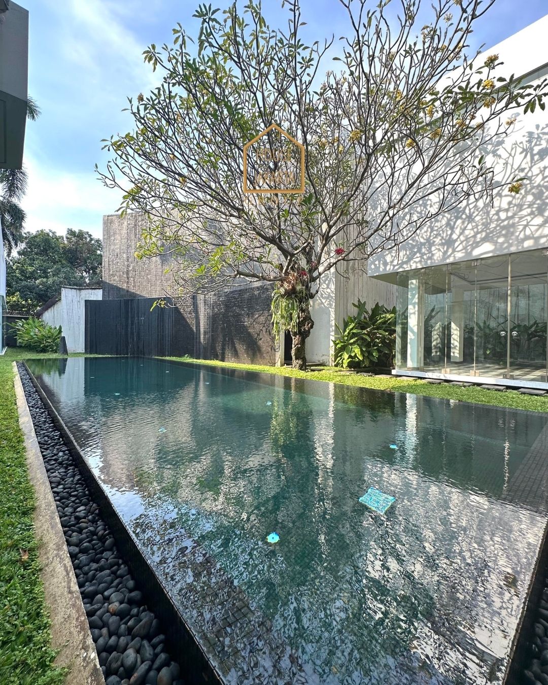 HS1595 FOR SALE/FOR RENT: TURUN HARGA!!! Rumah Mewah Bergaya Modern Tropical Karya Andra Matin Area MENTENG.