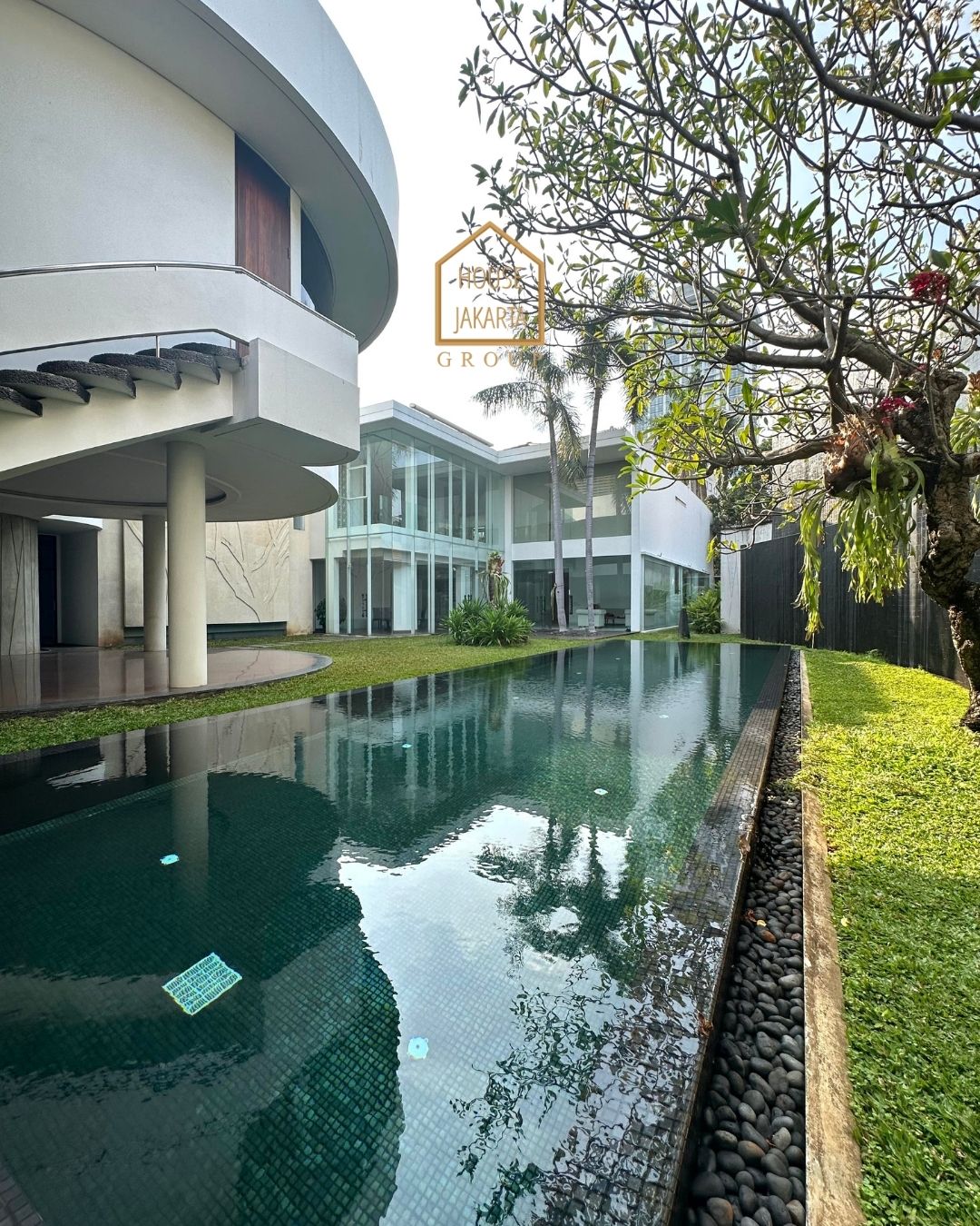 HS1595 FOR SALE/FOR RENT: TURUN HARGA!!! Rumah Mewah Bergaya Modern Tropical Karya Andra Matin Area MENTENG.