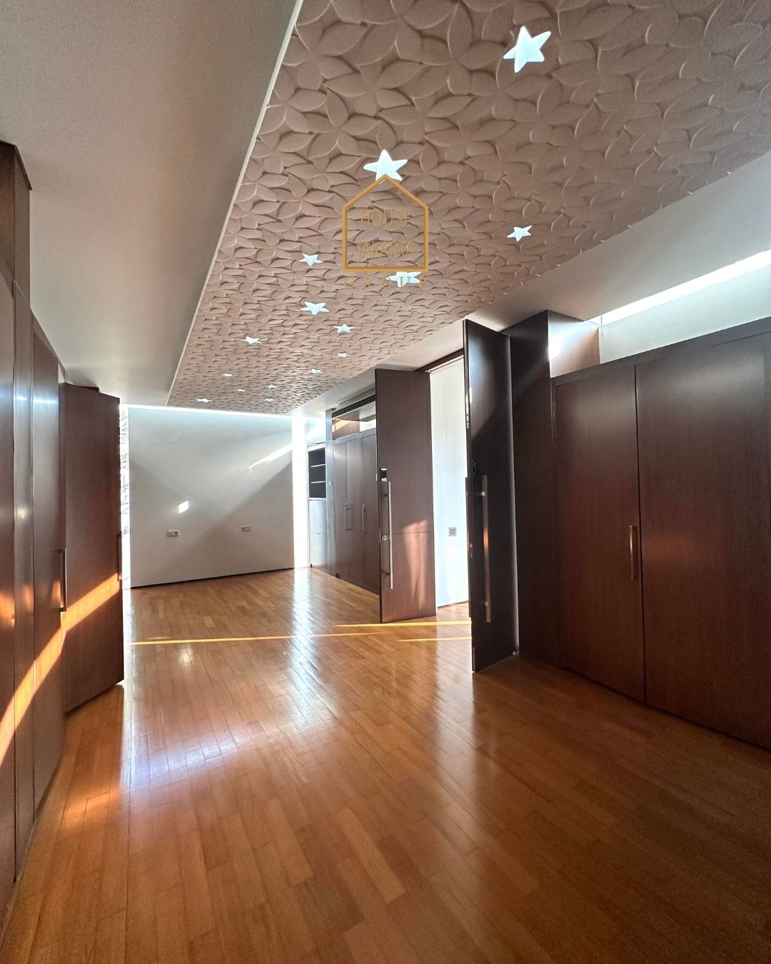 HS1595 FOR SALE/FOR RENT: TURUN HARGA!!! Rumah Mewah Bergaya Modern Tropical Karya Andra Matin Area MENTENG.