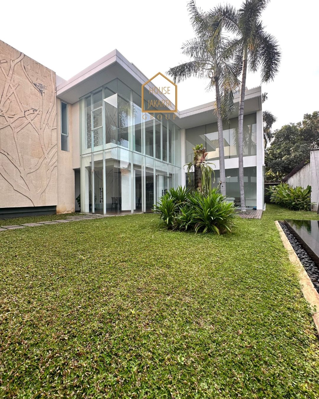 HS1595 FOR SALE/FOR RENT: TURUN HARGA!!! Rumah Mewah Bergaya Modern Tropical Karya Andra Matin Area MENTENG.