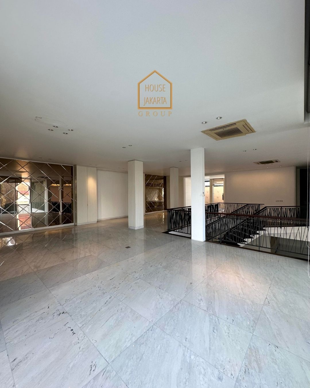 HS1595 FOR SALE/FOR RENT: TURUN HARGA!!! Rumah Mewah Bergaya Modern Tropical Karya Andra Matin Area MENTENG.