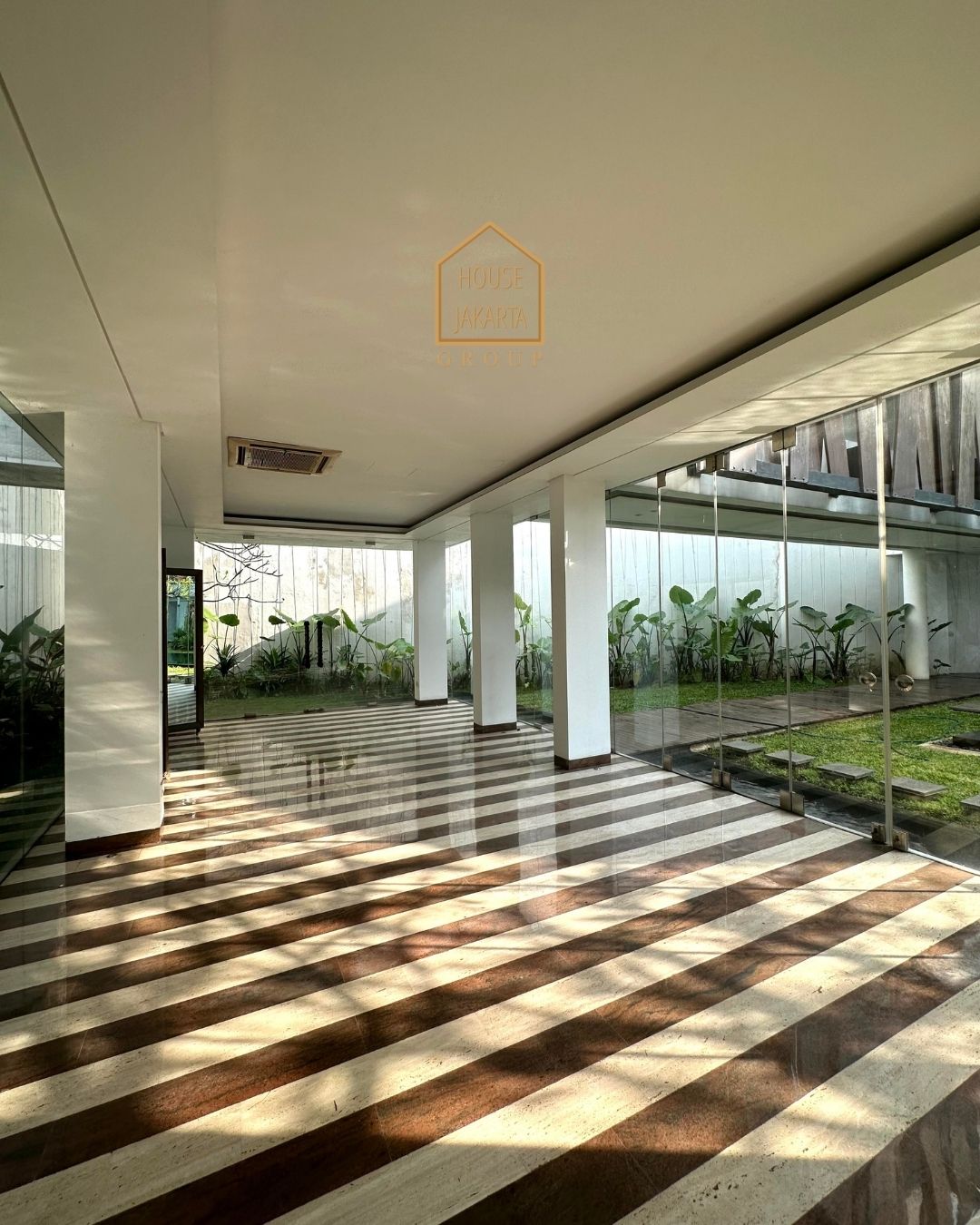 HS1595 FOR SALE/FOR RENT: TURUN HARGA!!! Rumah Mewah Bergaya Modern Tropical Karya Andra Matin Area MENTENG.