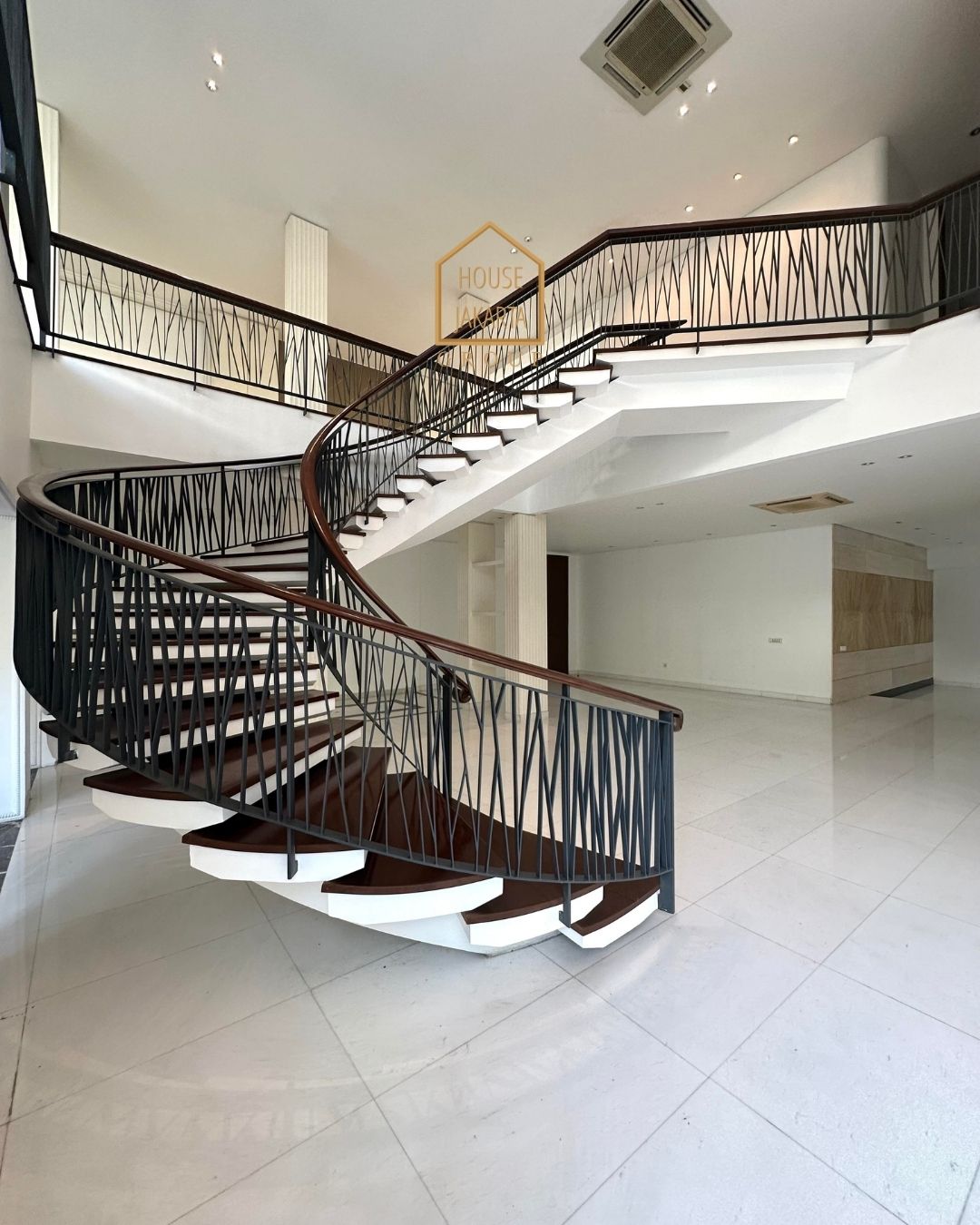 HS1595 FOR SALE/FOR RENT: TURUN HARGA!!! Rumah Mewah Bergaya Modern Tropical Karya Andra Matin Area MENTENG.