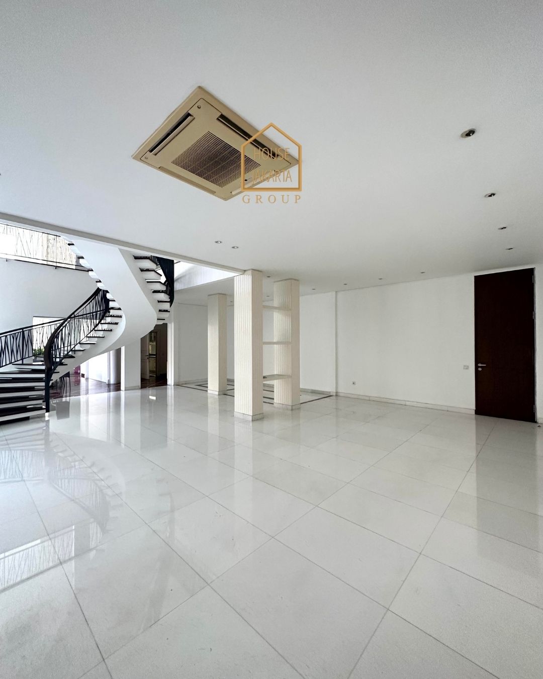 HS1595 FOR SALE/FOR RENT: TURUN HARGA!!! Rumah Mewah Bergaya Modern Tropical Karya Andra Matin Area MENTENG.