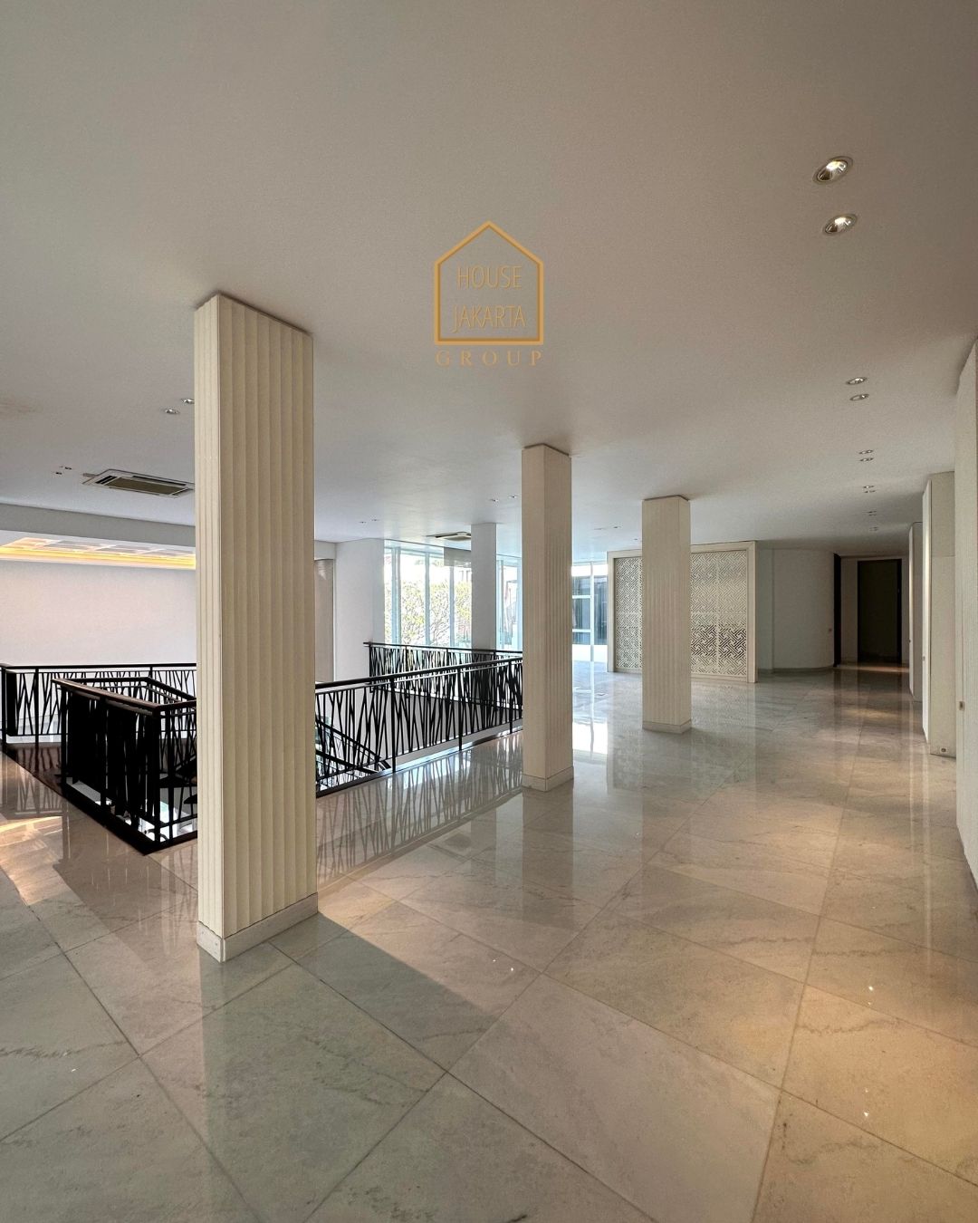 HS1595 FOR SALE/FOR RENT: TURUN HARGA!!! Rumah Mewah Bergaya Modern Tropical Karya Andra Matin Area MENTENG.