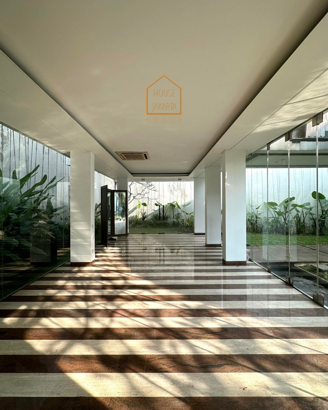 HS1595 FOR SALE/FOR RENT: TURUN HARGA!!! Rumah Mewah Bergaya Modern Tropical Karya Andra Matin Area MENTENG.