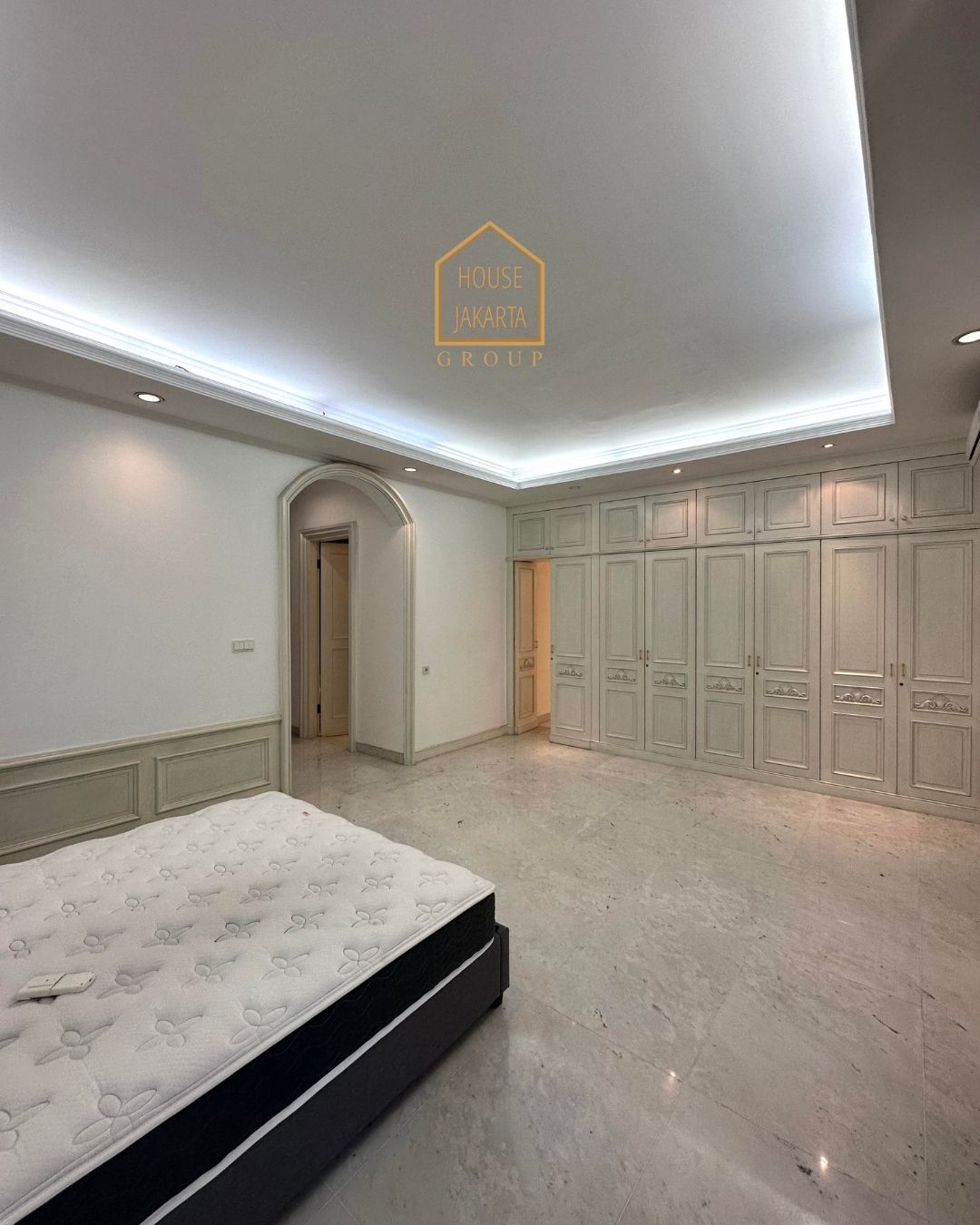 HS1595 FOR SALE/FOR RENT: TURUN HARGA!!! Rumah Mewah Bergaya Modern Tropical Karya Andra Matin Area MENTENG.