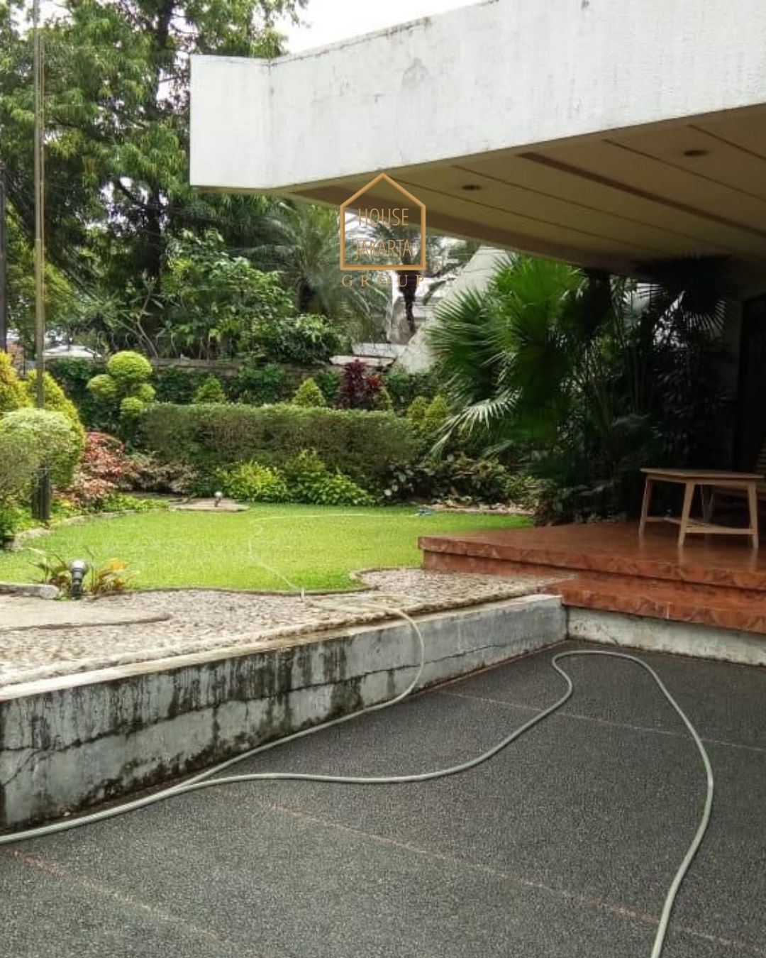 HS1598 FOR SALE: RUMAH DENGAN TANAH LUAS, BANGUNAN BESAR DI AREA PREMIUM, PRIVATE POOL -  MENTENG