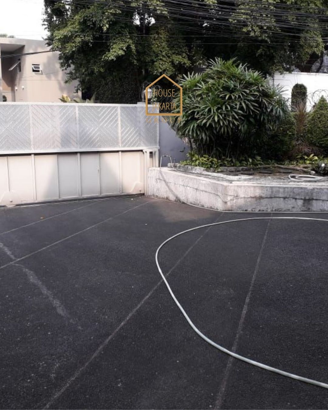 HS1598 FOR SALE: RUMAH DENGAN TANAH LUAS, BANGUNAN BESAR DI AREA PREMIUM, PRIVATE POOL -  MENTENG