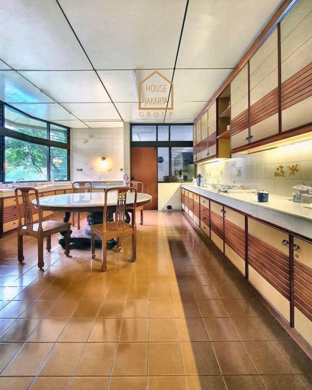 HS1598 FOR SALE: RUMAH DENGAN TANAH LUAS, BANGUNAN BESAR DI AREA PREMIUM, PRIVATE POOL -  MENTENG