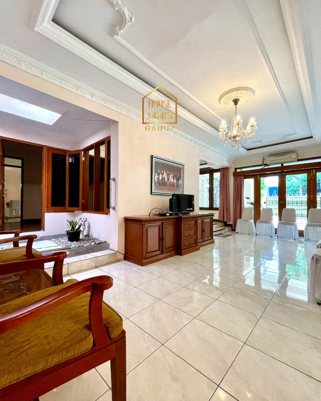 HS1600 FOR SALE: Rumah Bagus 2 Lantai, Lokasi Tenang dan Strategis, KEBAYORAN BARU - JAKARTA SELATAN