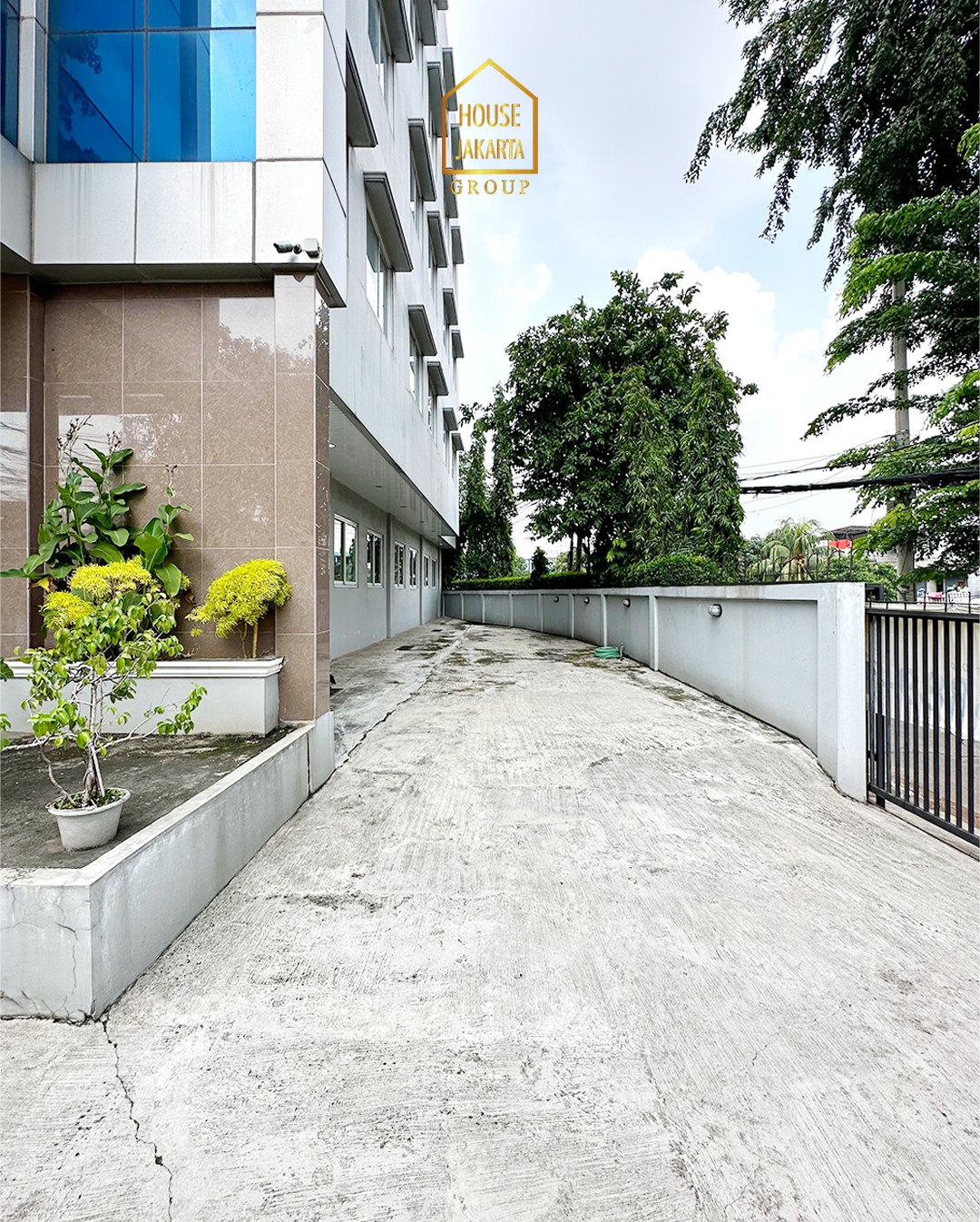 OS1601 FOR SALE/RENT: Gedung Kantor 6,5 Lantai, Siap Huni, Parkir 32 Mobil, MENTENG