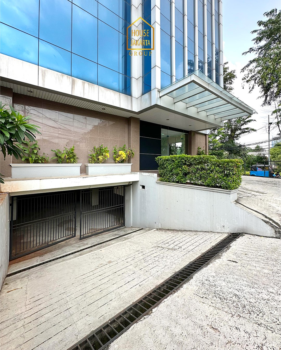 OS1601 FOR SALE/RENT: Gedung Kantor 6,5 Lantai, Siap Huni, Parkir 32 Mobil, MENTENG