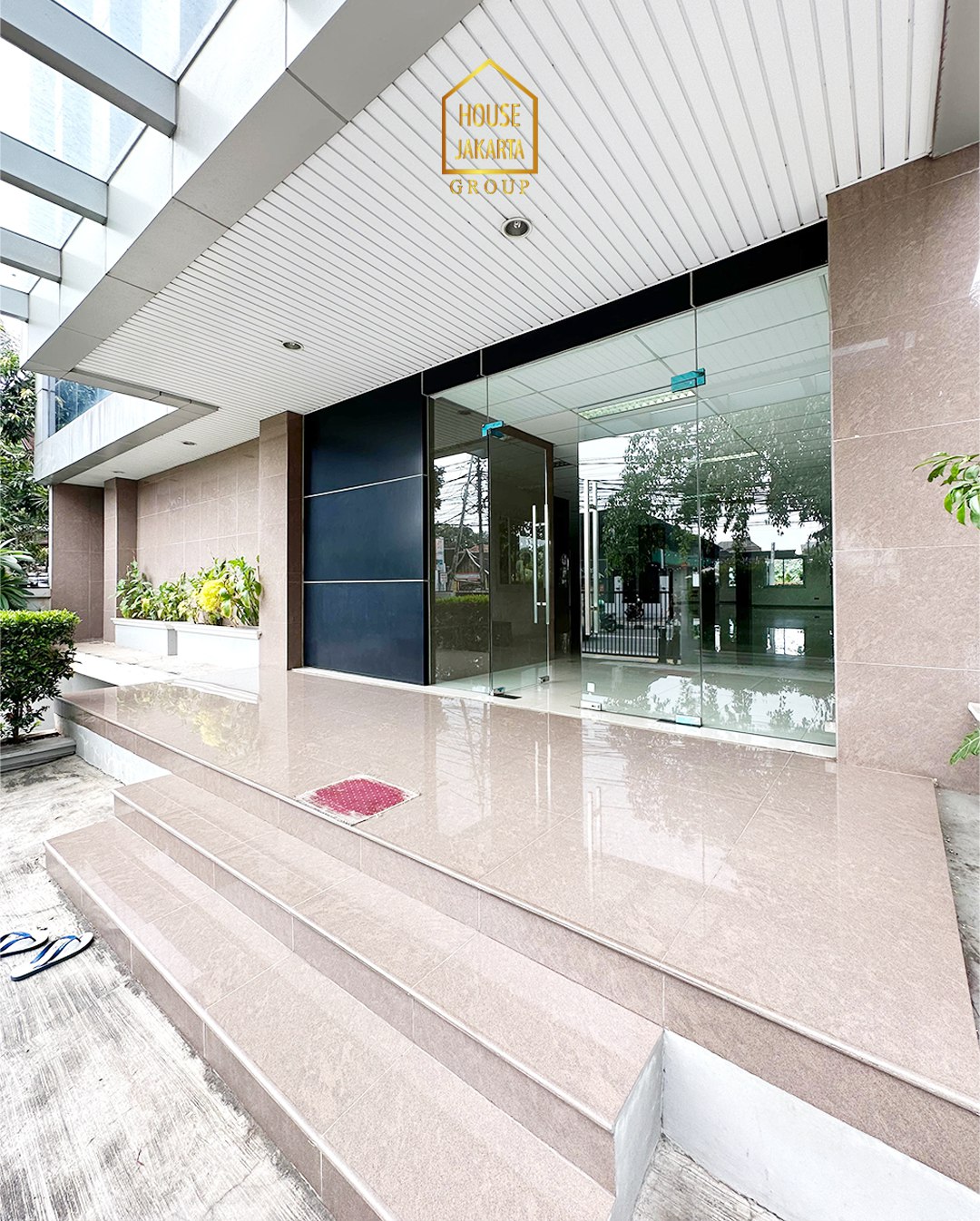 OS1601 FOR SALE/RENT: Gedung Kantor 6,5 Lantai, Siap Huni, Parkir 32 Mobil, MENTENG