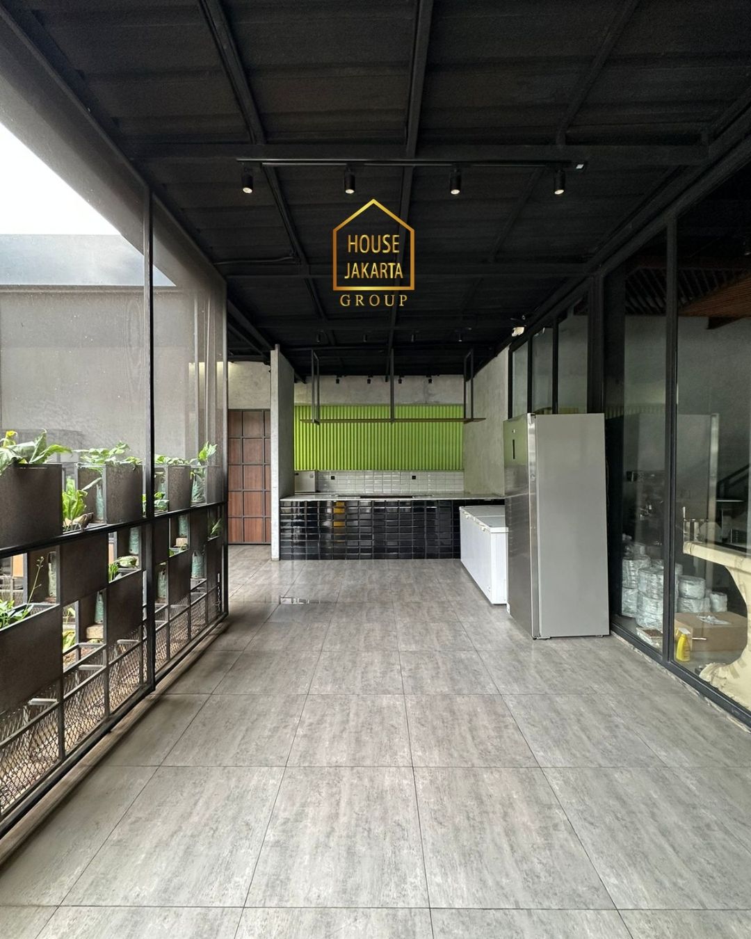 CS1606 Bangunan Komersil Pinggir Jalan Raya, ANTASARI RAYA