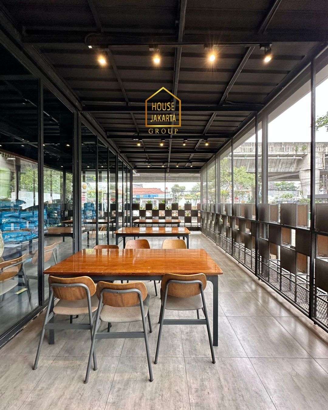 CS1606 Bangunan Komersil Pinggir Jalan Raya, ANTASARI RAYA