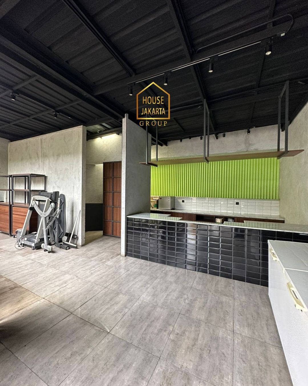 CS1606 Bangunan Komersil Pinggir Jalan Raya, ANTASARI RAYA