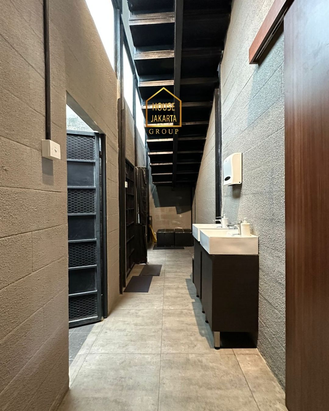 CS1606 Bangunan Komersil Pinggir Jalan Raya, ANTASARI RAYA