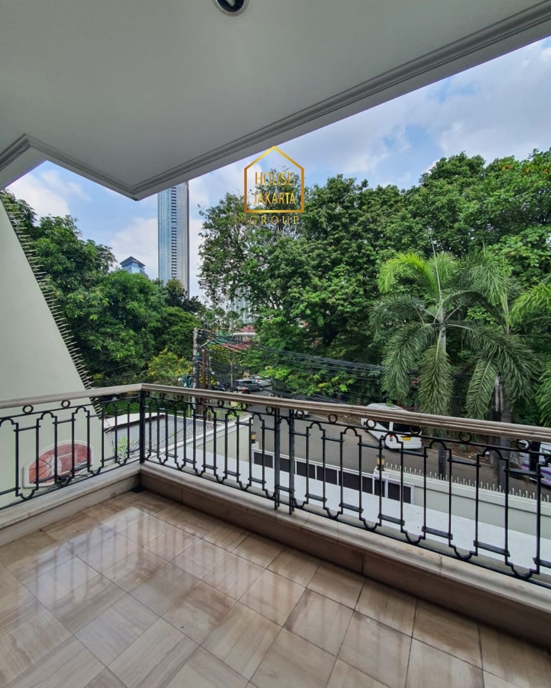 HS1608 Rumah Siap Huni MENTENG Dijual. Tanah Persegi jarang ada dikawasannya. Daerah asri dekat taman.