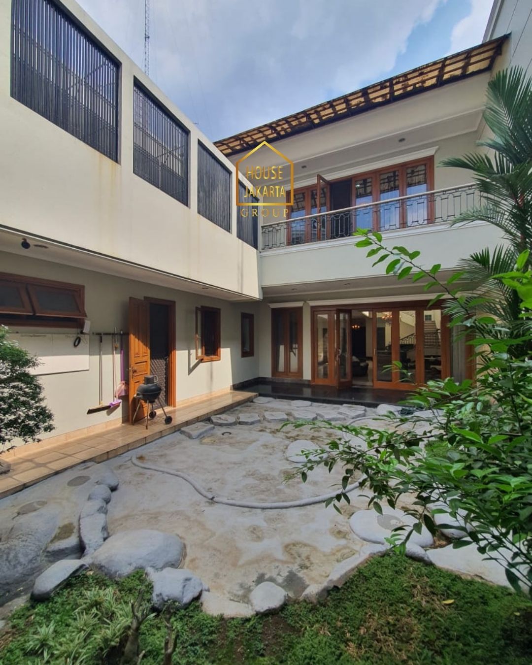 HS1608 Rumah Siap Huni MENTENG Dijual. Tanah Persegi jarang ada dikawasannya. Daerah asri dekat taman.