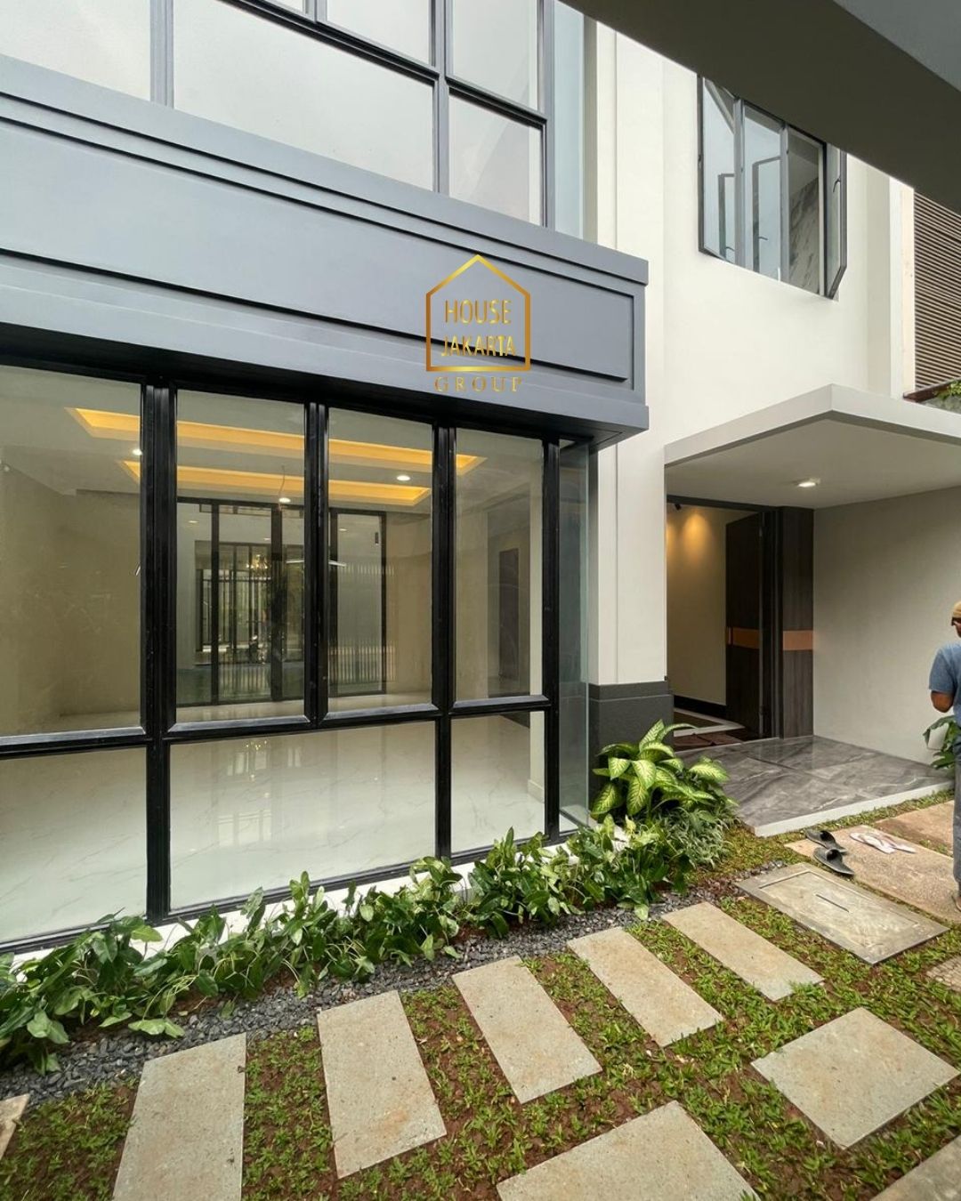 HS1610 Modern House 3 Lantai Ada Pool at CILANDAK Dalam Cluster