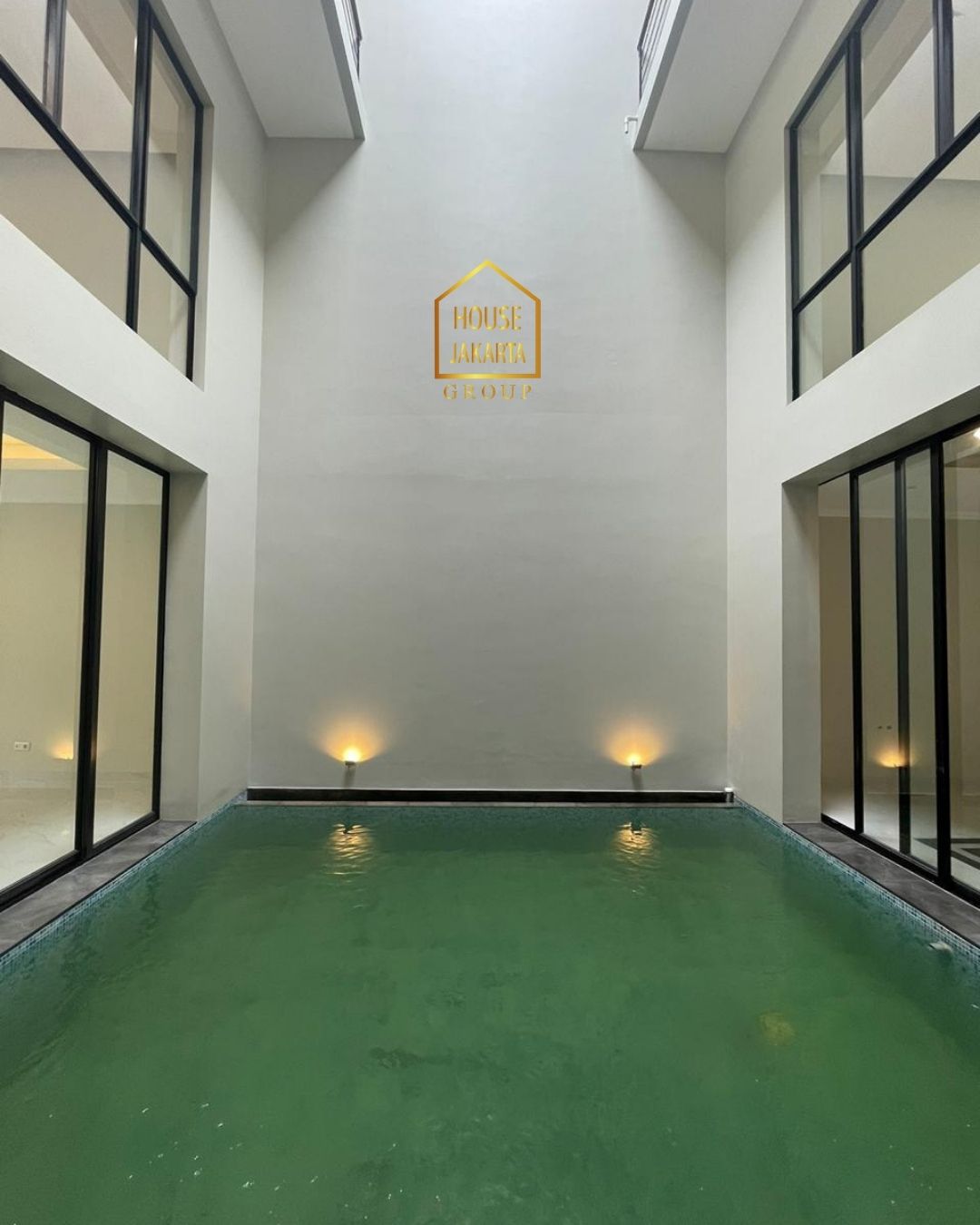 HS1610 Modern House 3 Lantai Ada Pool at CILANDAK Dalam Cluster