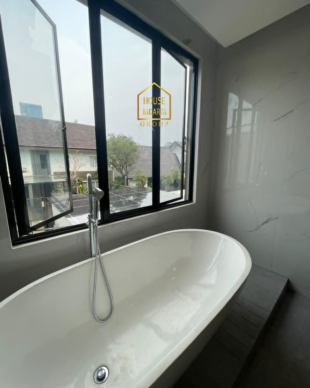 HS1610 Modern House 3 Lantai Ada Pool at CILANDAK Dalam Cluster