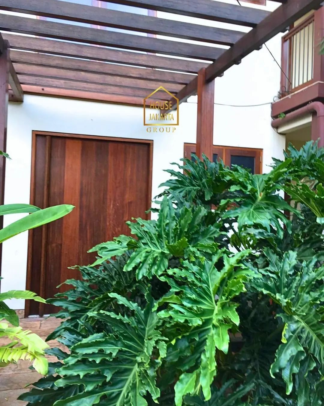 HS1611 Rumah 2 Lantai Ada Pool dan Taman Luas, Kawasan Elite, KEMANG SELATAN