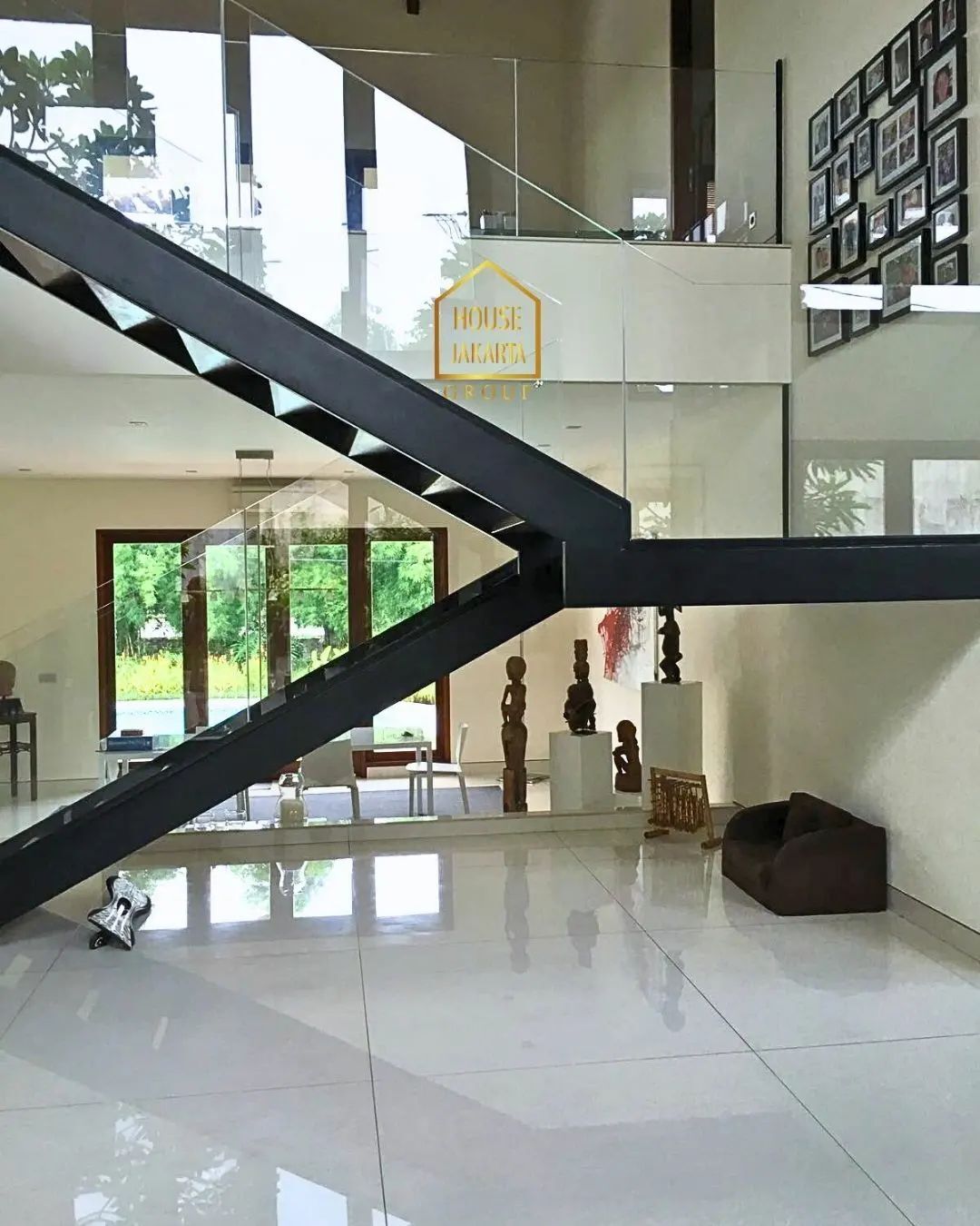 HS1611 Rumah 2 Lantai Ada Pool dan Taman Luas, Kawasan Elite, KEMANG SELATAN