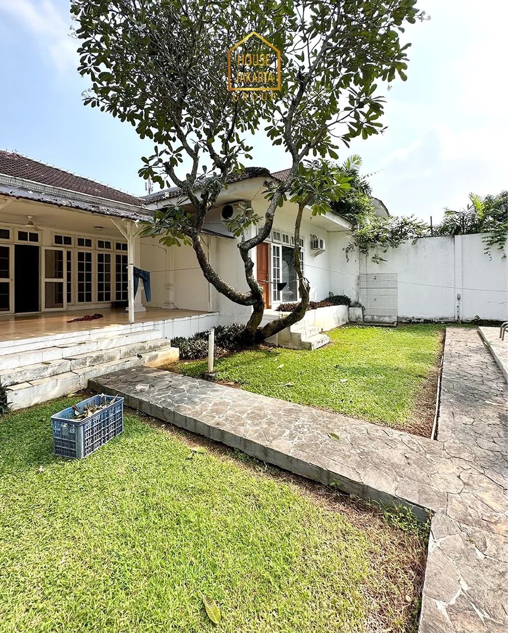 HS1613 2 Rumah Lama Ada Pool, Hitung Tanah, Jalan Lebar, Area Cluster. Jeruk Purut