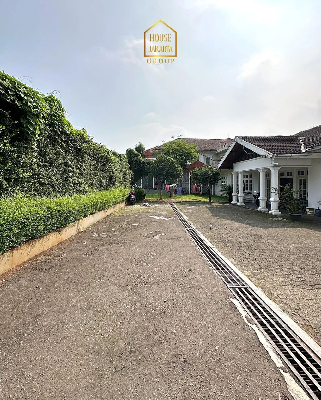 HS1613 2 Rumah Lama Ada Pool, Hitung Tanah, Jalan Lebar, Area Cluster. Jeruk Purut