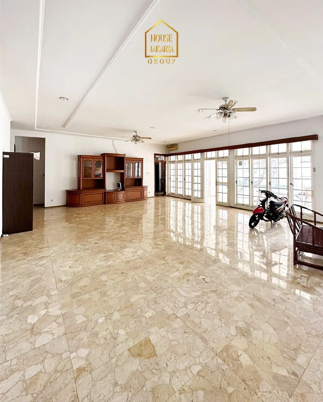 HS1613 2 Rumah Lama Ada Pool, Hitung Tanah, Jalan Lebar, Area Cluster. Jeruk Purut