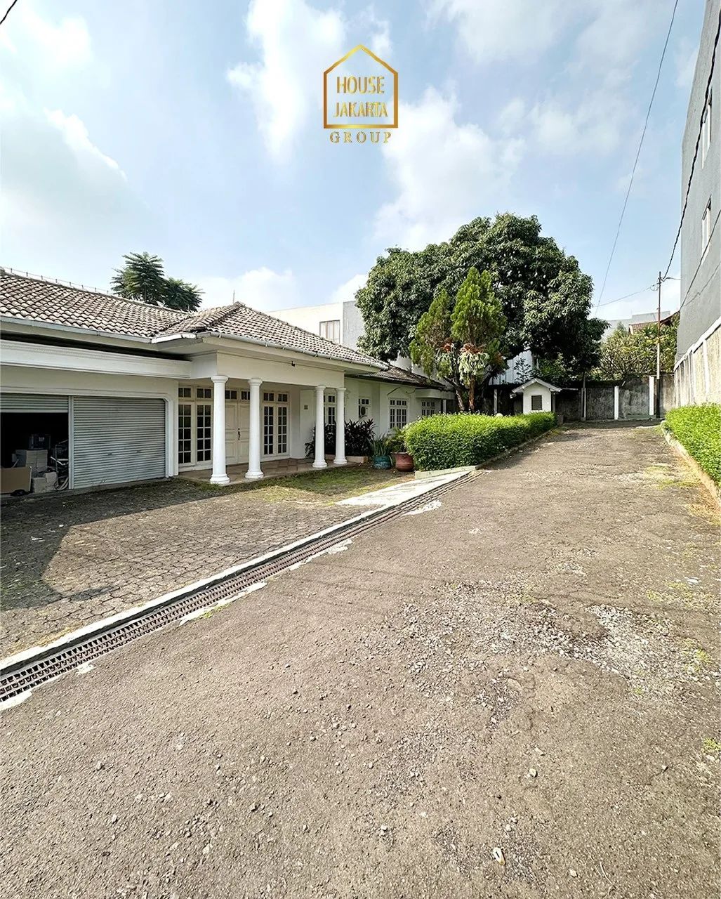HS1613 2 Rumah Lama Ada Pool, Hitung Tanah, Jalan Lebar, Area Cluster. Jeruk Purut