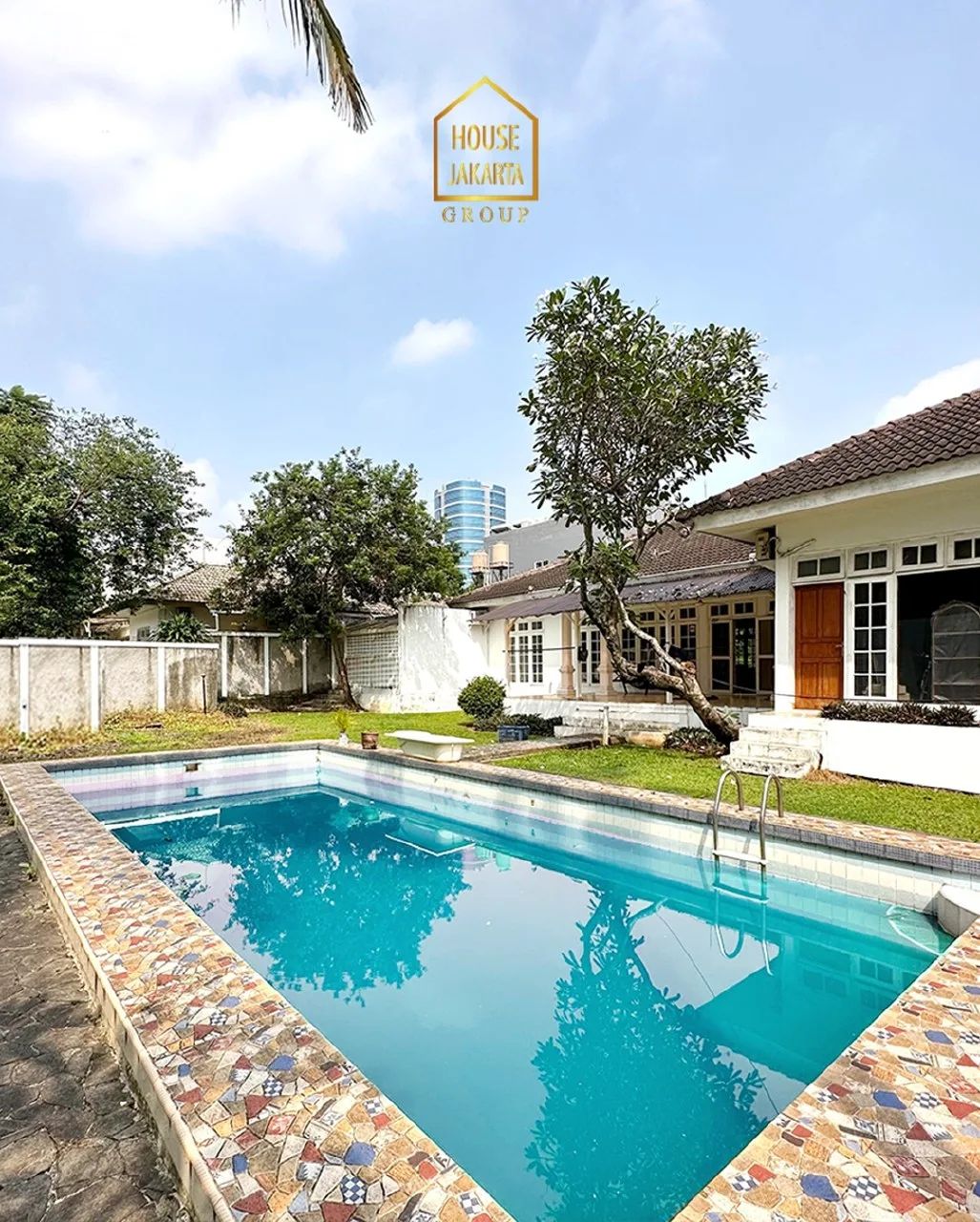 HS1613 2 Rumah Lama Ada Pool, Hitung Tanah, Jalan Lebar, Area Cluster. Jeruk Purut