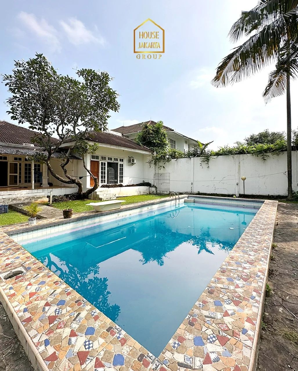 HS1613 2 Rumah Lama Ada Pool, Hitung Tanah, Jalan Lebar, Area Cluster. Jeruk Purut