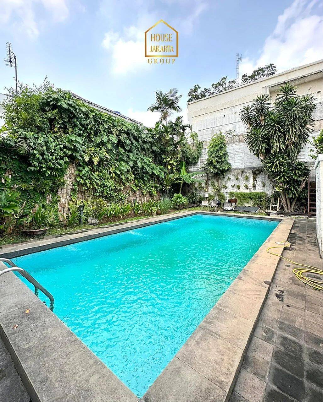 HS1615 Rumah 2 Lantai Dekat Kemang Raya, Ada Pool dan Taman Luas, Lokasi Tenang. KEMANG UTARA 