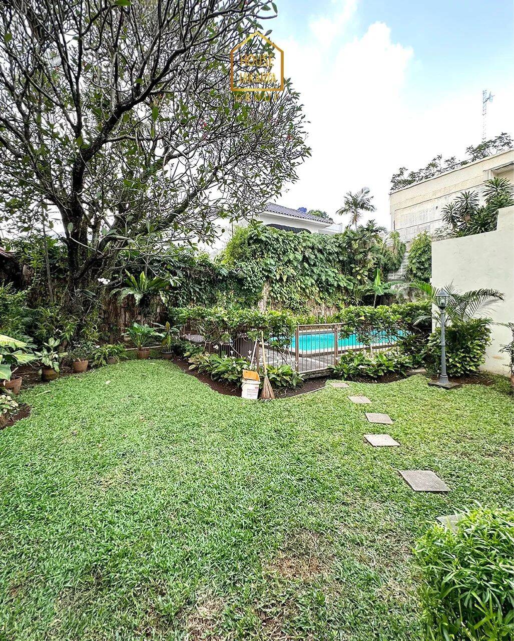 HS1615 Rumah 2 Lantai Dekat Kemang Raya, Ada Pool dan Taman Luas, Lokasi Tenang. KEMANG UTARA 