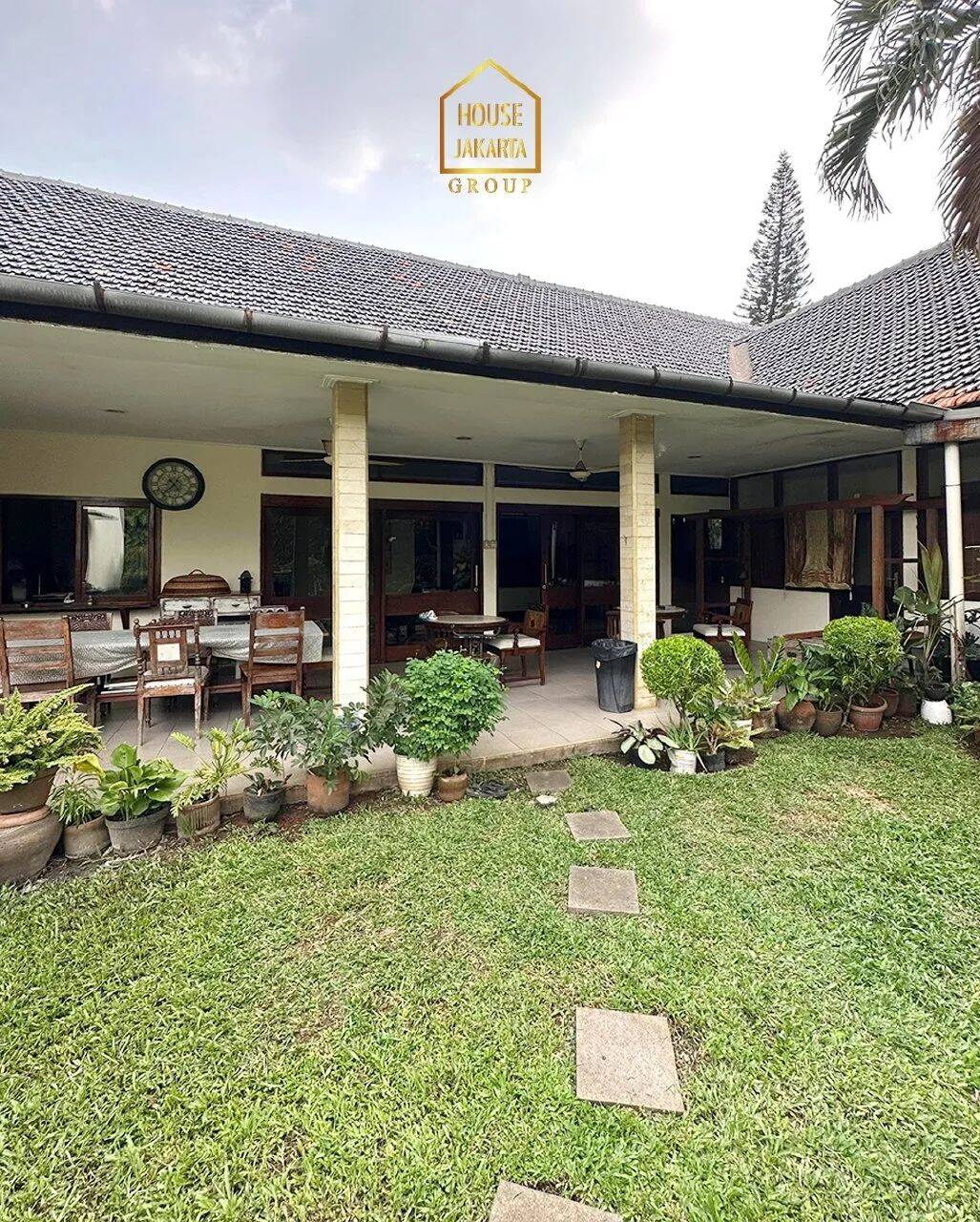 HS1615 Rumah 2 Lantai Dekat Kemang Raya, Ada Pool dan Taman Luas, Lokasi Tenang. KEMANG UTARA 