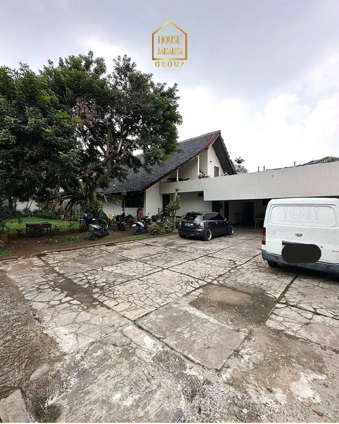 HS1615 Rumah 2 Lantai Dekat Kemang Raya, Ada Pool dan Taman Luas, Lokasi Tenang. KEMANG UTARA 