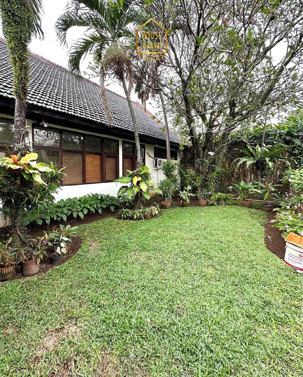 HS1615 Rumah 2 Lantai Dekat Kemang Raya, Ada Pool dan Taman Luas, Lokasi Tenang. KEMANG UTARA 