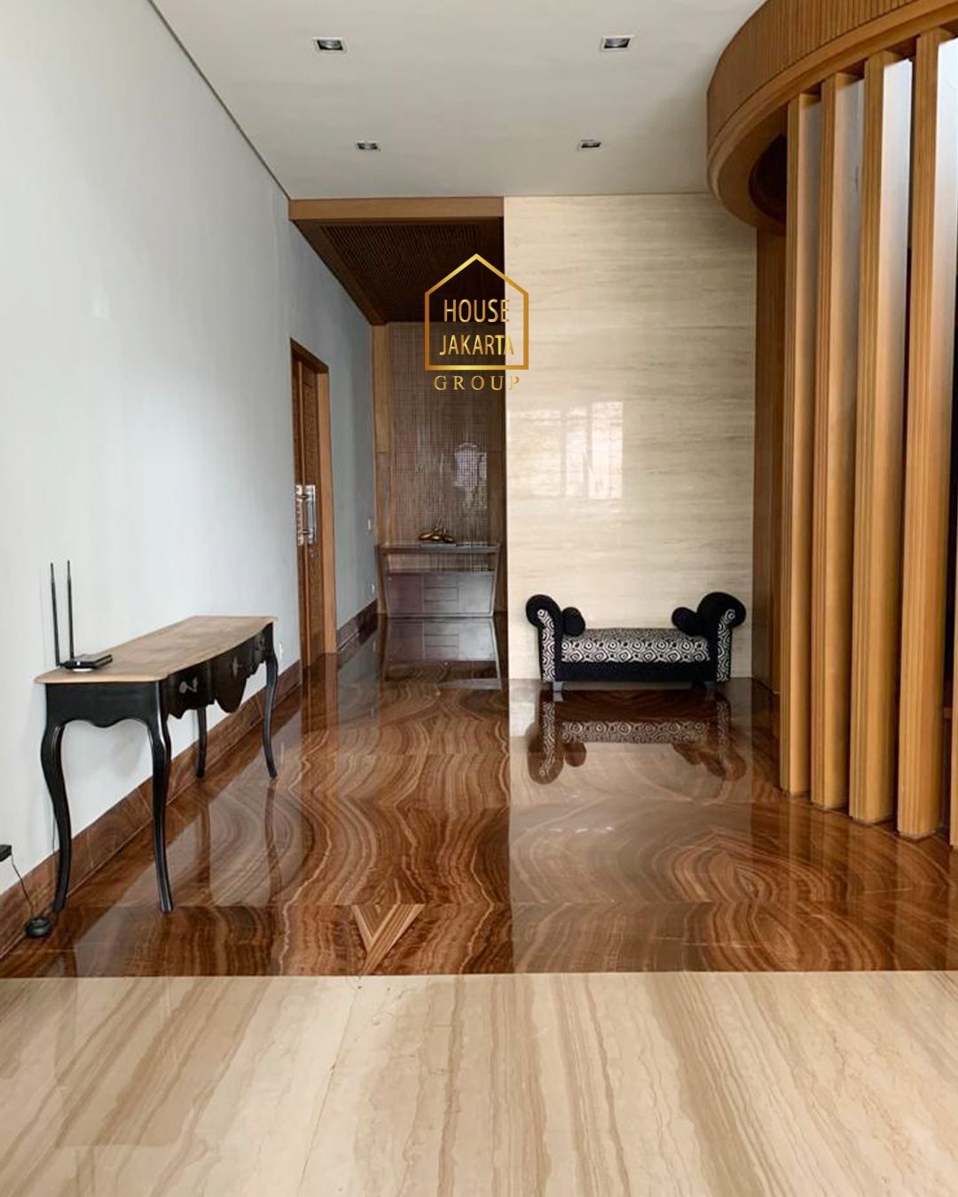 HS1618 Metro Kencana-Pondok Indah Rumah Mewah 2 Lantai dengan Pool & Taman Luas. Lingkungan Elite & Asri