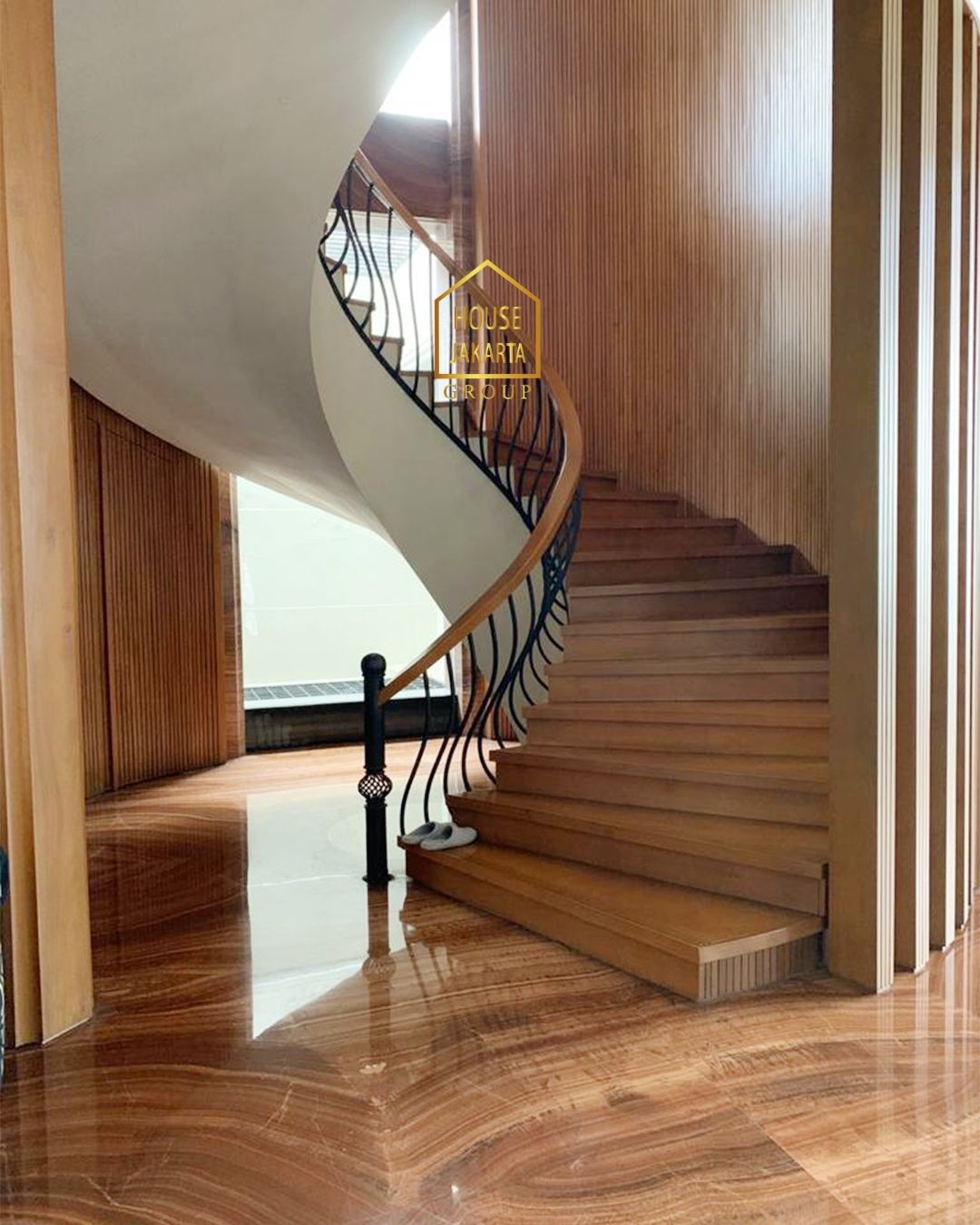 HS1618 Metro Kencana-Pondok Indah Rumah Mewah 2 Lantai dengan Pool & Taman Luas. Lingkungan Elite & Asri